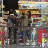 Mulher do goleiro espanhol Iker Casillas, Sara Carbonero compra doce em farmácia