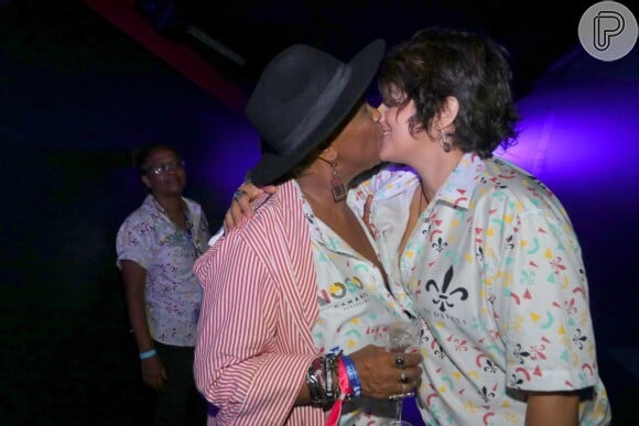 Sandra de Sá trocou beijos com a mulher, Simone Floresta, durante show na Marquês de Sapucaí