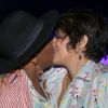 Sandra de Sá beijou a mulher, Simone Floresta, durante show em camarote na Marquês de Sapucaí
