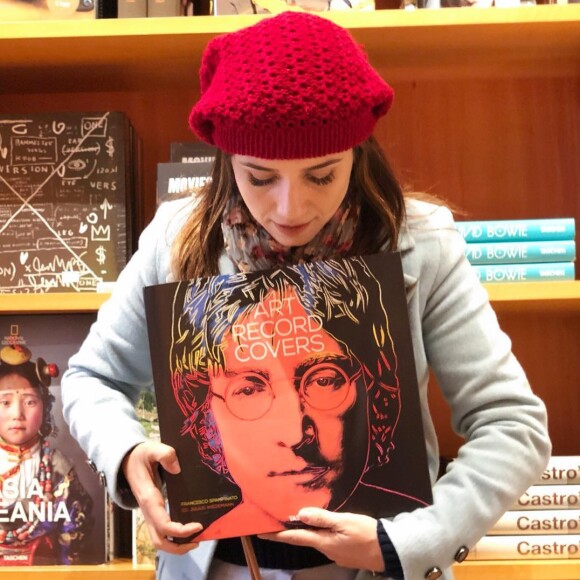 Paula Fernandes também visitou livraria. O jornalista Claudio Mello fez o mesmo programa