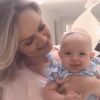 Eliana babou pela filha, Manuela, de 5 meses, ao compartilhar foto em sua conta de Instagram, nesta quinta-feira, 15 de fevereiro de 2018: 'Fico doida de tanto amor'