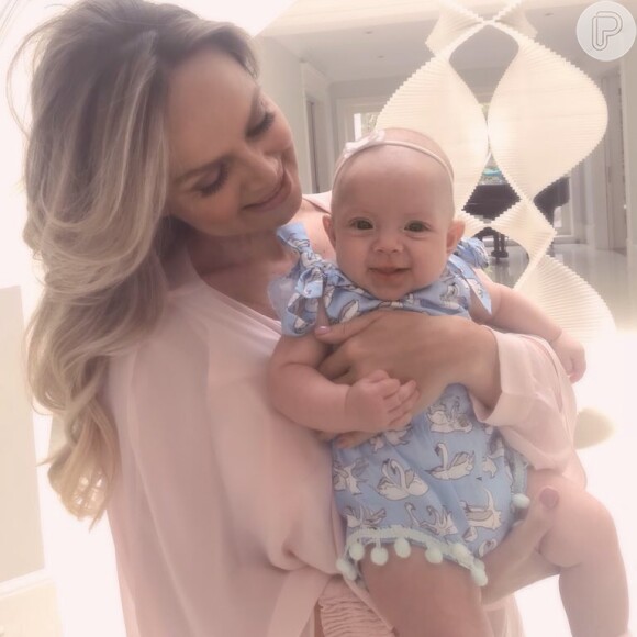 Eliana babou pela filha, Manuela, de 5 meses, ao compartilhar foto em sua conta de Instagram, nesta quinta-feira, 15 de fevereiro de 2018: 'Fico doida de tanto amor'