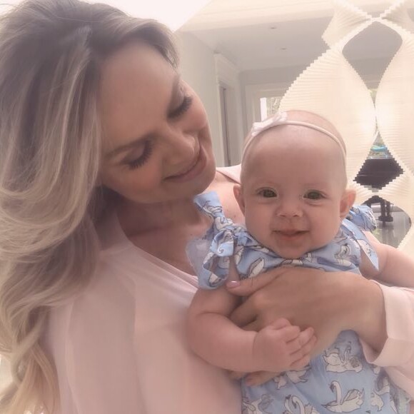 Eliana babou pela filha, Manuela, de 5 meses, ao compartilhar foto em sua conta de Instagram, nesta quinta-feira, 15 de fevereiro de 2018: 'Fico doida de tanto amor'