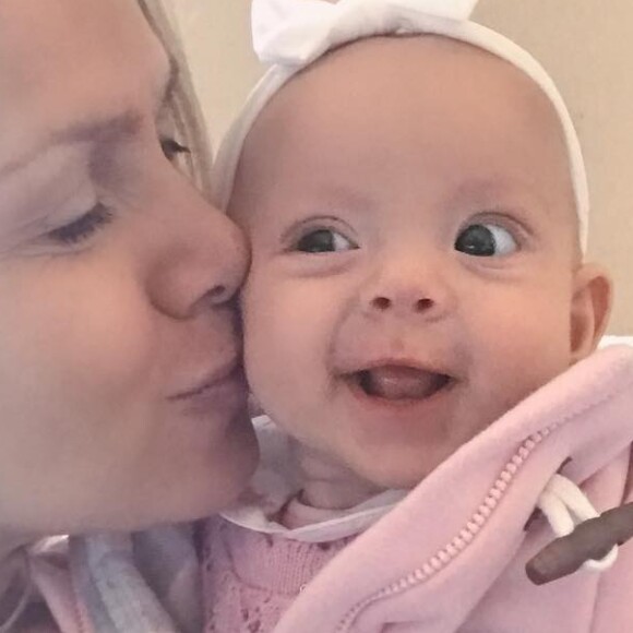 Eliana perguntou aos seus seguidores ao postar foto da filha, Manuela, de 5 meses: 'É fofa ou não é?!'