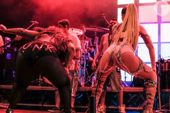 Anitta canta hits de sucesso e rebola no palco do Camarote N1, na Marquês de Sapucaí, nesta quinta-feira, 15 de fevereiro de 2018