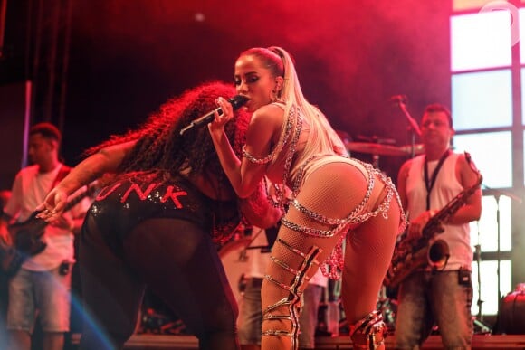 Anitta avaliou Carnaval casada no palco do show: 'Eu beijei muito, gente! Eu arrasei'