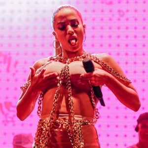 Anitta curtiu Carnaval trabalhando: 'Teve Rio, Minas, Salvador, e para mim o Rio ainda não acabou. Aliás, hoje é meu primeiro dia de Carnaval no Rio, que pra mim a festa se estende até o domingo'