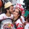 Fátima Bernardes se divertiu com o namorado, Túlio Gadêlha, em bloco de carnaval
