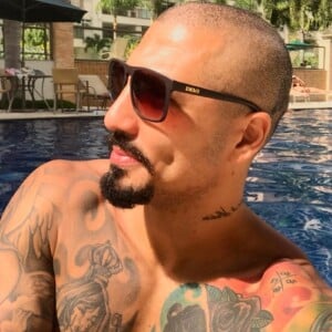 Ex-BBB Fernando Medeiros confirmou namoro com a atriz Carol Alves