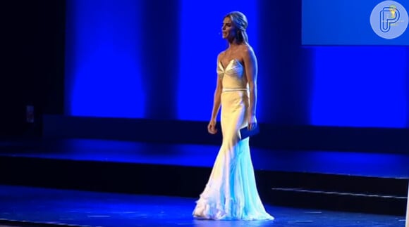 Fernanda Lima mostrou muita elegância com um vestido da grife Samuel Cirnansck na noite do evento