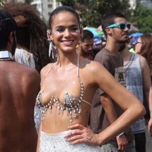 Após curtir o bloco da Favorita, Bruna Marquezine viajou para Paris