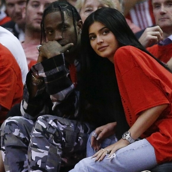 Travis Scott postou uma foto usando máscara cirúrgica junto de Kylie Jenner enquanto cuidava de Stormi
