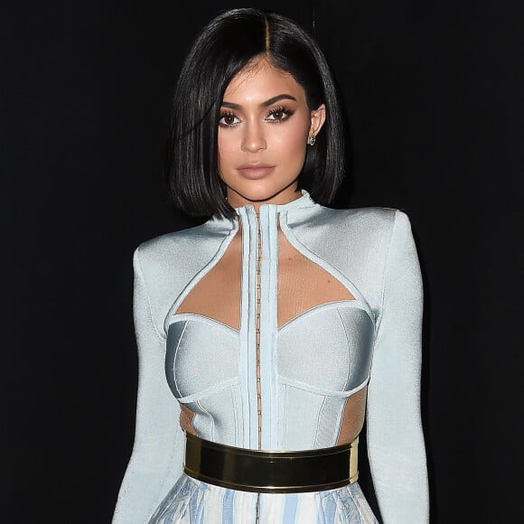 Kylie Jenner pede que as pessoas que visitam sua filha com Travis Scott, Stormi, usem máscara cirúrgica