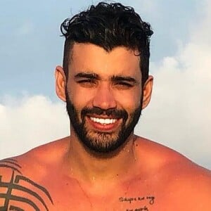 Gusttavo Lima surpreendeu ao surgir bem mais novo em vídeo do início da carreira