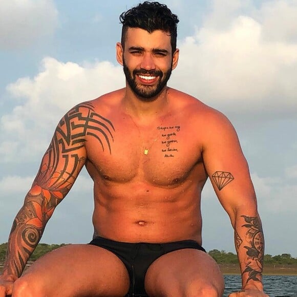 Gusttavo Lima surpreendeu ao surgir bem mais novo em vídeo do início da carreira