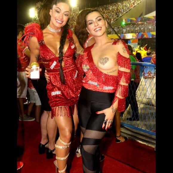 Cleo posou com Aline Riscado, outra musa do camarote Itaipava