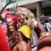 Fátima Bernardes e o namorado, Túlio Gadêlha, se fantasiaram de índios para curtir o tradicional bloco de rua no RJ