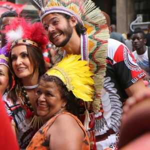 Fátima Bernardes e o namorado, Túlio Gadêlha, se fantasiaram de índios para curtir o tradicional bloco de rua no RJ