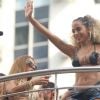 Anitta acena para o público em cima de trio do Bloco das Poderosas