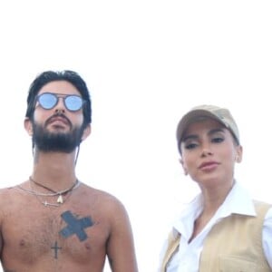 Anitta posa com André Nicolau e Cacau Protásio