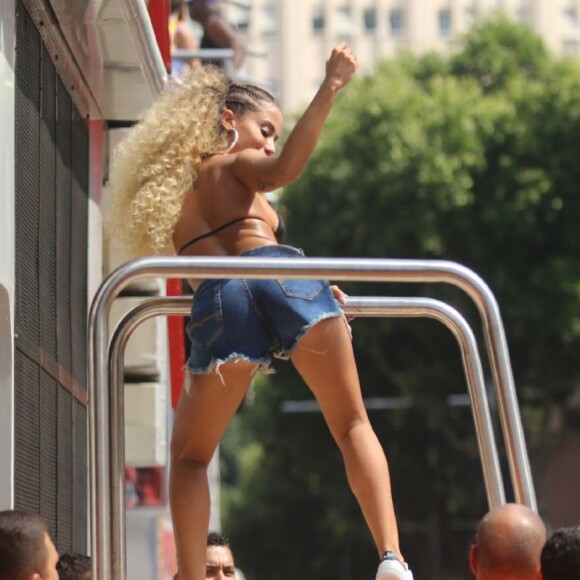 Anitta apostou em short jeans e tênis, além do biquíni de fita isolante