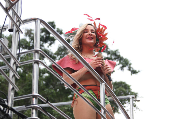 Claudia Leitte celebra 10 anos de carreira em bloco de Carnaval em SP: 'Festa'