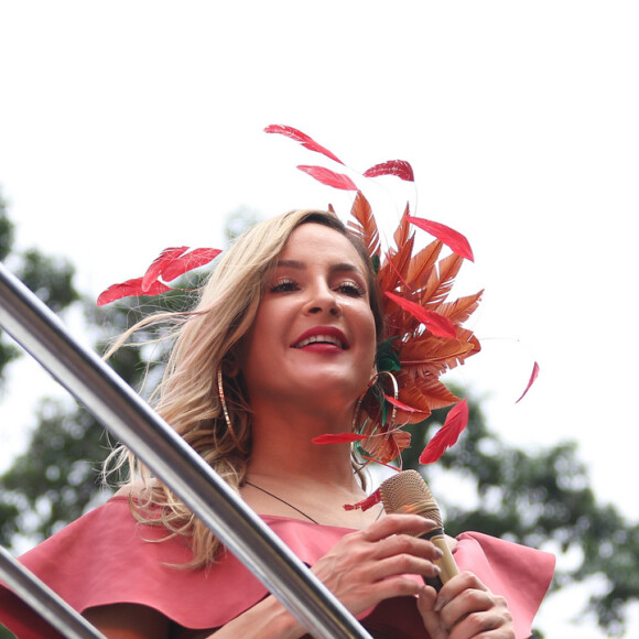 Claudia Leitte celebra 10 anos de carreira em bloco de Carnaval em SP: 'Festa'