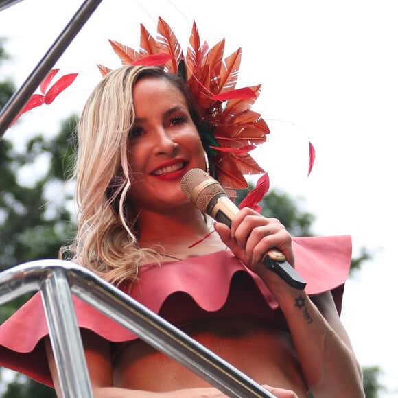 Claudia Leitte usou um acessório de cabeça vermelho para estrear seu bloco em SP