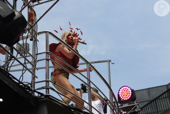 Claudia Leitte se divertiu ao fazer sua estreia no Carnaval de São Paulo