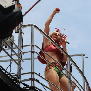 Claudia Leitte celebra 10 anos de carreira em bloco de Carnaval em SP: 'Festa'