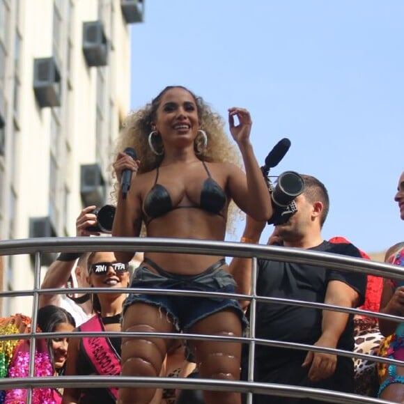 Anitta levou milhares de foliões à rua no 'Bloco das Poderosas'