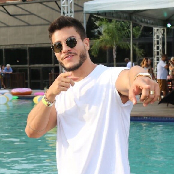 Arthur Aguiar sobre Mayra Cardi não assistir suas cenas românticas: 'Ela não assiste TV, muito menos novela'