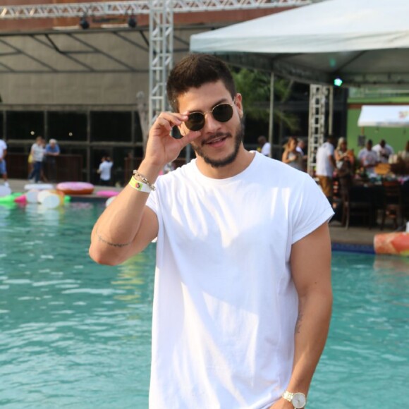 'Acho que  as pessoas vão se surpreender bastante com o que está para acontecer.', declarou Arthur sobre próximos capítulos de 'O Outro Lado do Paraíso'