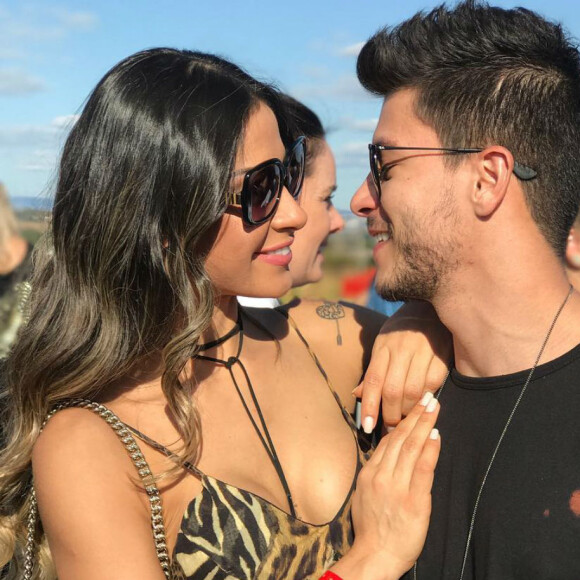 'Entre cantar com eles e ficar com a minha mulher, preferi ficar com a minha mulher', declarou Arthur Aguiar sobre curtir Carnaval com Mayra Cardi