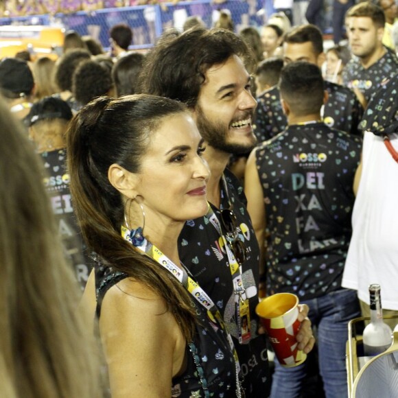 Fátima Bernardes curte Carnaval em camarote na Sapucaí