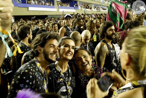 Fátima Bernardes posa com fãs e comemora boa fase: 'Tanto que o público está percebendo e comentando. Sou muito transparente e não consigo enganar o público'