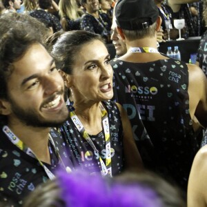 Fátima Bernardes conversa com amigos em camarote, acompanhada do namorado, Túlio Gadêlha