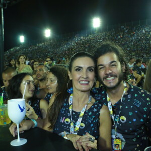 Fátima Bernardes posa com o namorado, Túlio Gadêlha, em camarote da Sapucaí