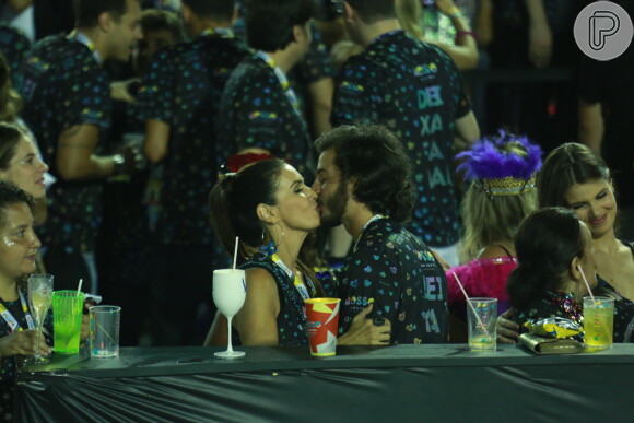 Fátima Bernardes beija o namorado, Túlio Gadêlha, na Sapucaí