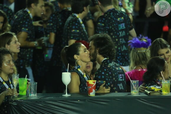Fátima Bernardes e Túlio Gadêlha trocam beijos em camarote da Sapucaí