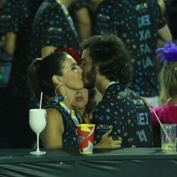 Fátima Bernardes e Túlio Gadêlha trocam beijos em camarote da Sapucaí