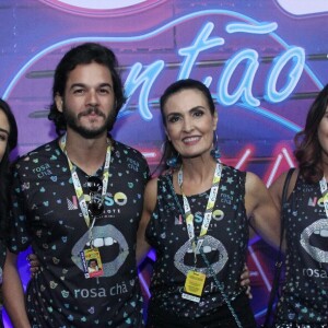 Fátima Bernardes vai com namorado e filhas à Sapucaí para o desfile das Campeãs