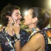 Fátima Bernardes beija o namorado, Túlio, em camarote da Sapucaí