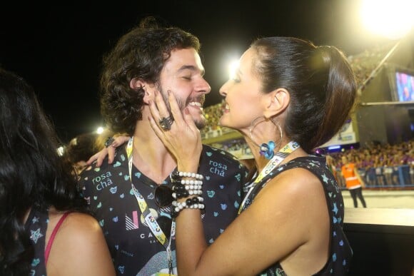 Fátima Bernardes beija o namorado, Túlio, em camarote da Sapucaí