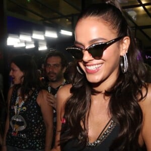 Bruna Marquezine se divertiu em camarote na Sapucaí