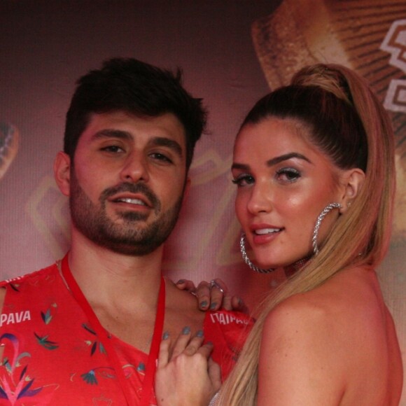 Aline Gotschalg não usou lingerie para o look: 'Então é melhor optar por um tapa sexo com aba colante, que dá mais segurança'