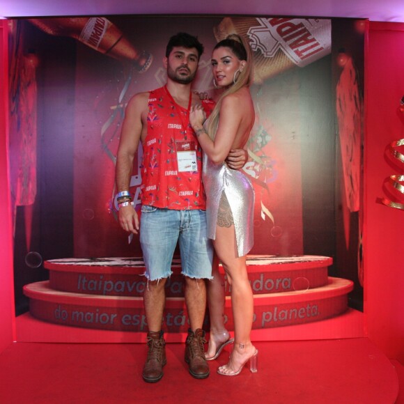 Aline Gotschalg e namorado, Geraldo Souto, se divertem em camarote na Sapucaí