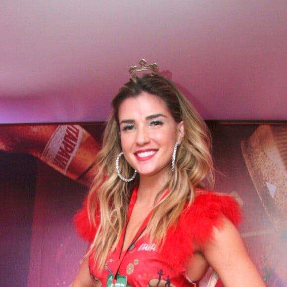 Aline Gotschalg usou uma saia de couro preta e top cropped para o primeiro dia de desfiles