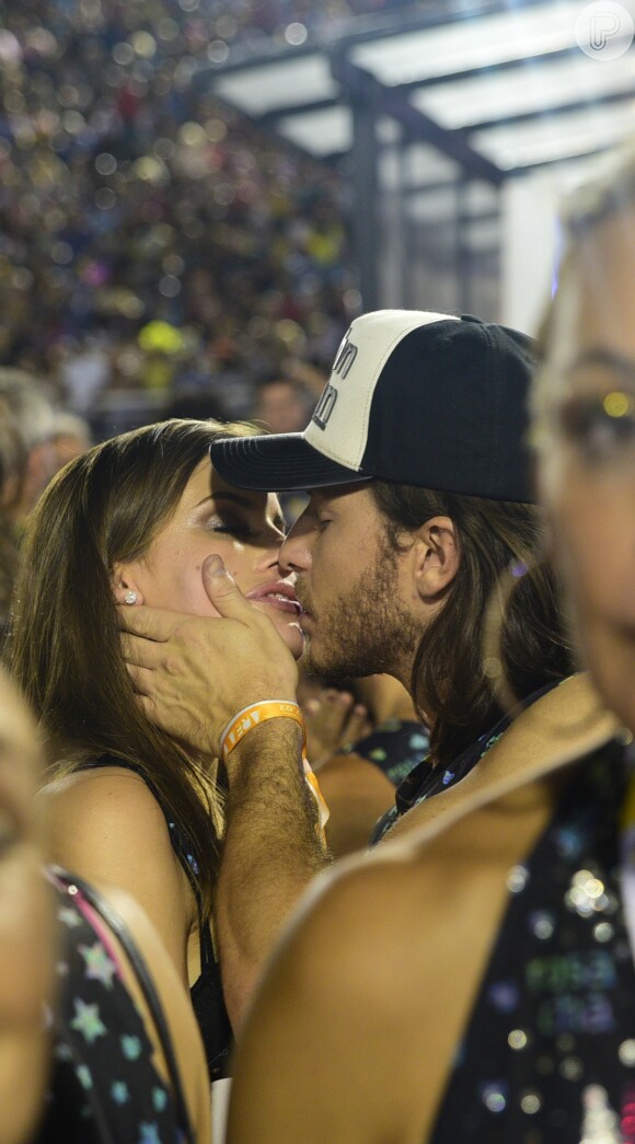 Camila Queiroz e Klebber Toledo trocam beijos durante o desfile das Campeãs