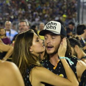'Casar é caro demais! Teria que trabalhar anos para fazer uma festa para cinco mil pessoas', contou Camila